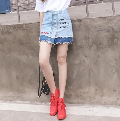 牛仔半身A字摆短裙怎么搭配上衣：5款展现优美身材