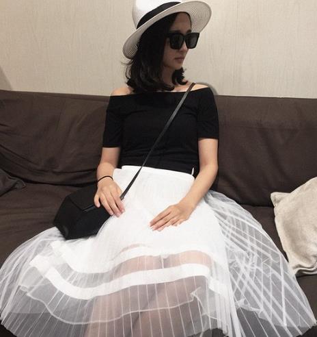 露肩T恤怎么搭配:教你露肩T恤穿出时尚奢华 露肩T恤怎么搭配:教你露肩T恤穿出时尚奢华