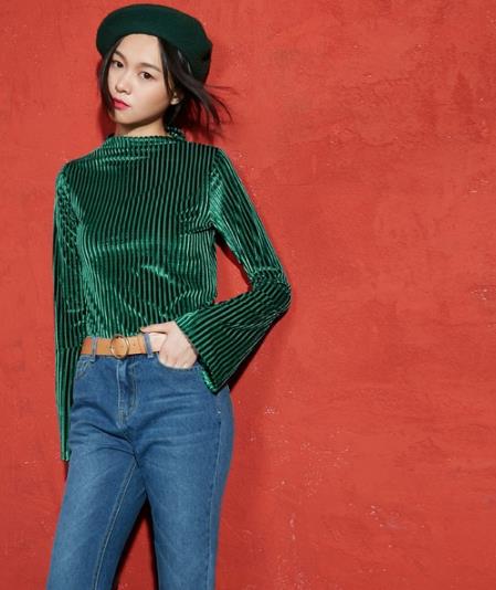 牛仔裤搭配V领泡泡袖丝绒上衣:打造浪漫复古风 牛仔裤搭配V领泡泡袖丝绒上衣:打造浪漫复古风