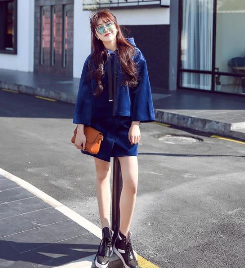 牛仔裤搭配V领泡泡袖丝绒上衣:打造浪漫复古风 牛仔裤搭配V领泡泡袖丝绒上衣:打造浪漫复古风