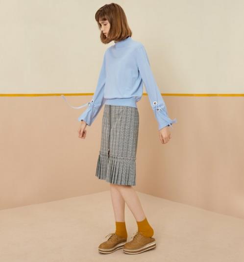 牛仔裤搭配V领泡泡袖丝绒上衣:打造浪漫复古风 牛仔裤搭配V领泡泡袖丝绒上衣:打造浪漫复古风