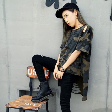 露肩T恤怎么搭配:教你露肩T恤穿出时尚奢华 露肩T恤怎么搭配:教你露肩T恤穿出时尚奢华