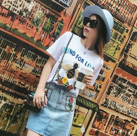 露肩T恤怎么搭配:教你露肩T恤穿出时尚奢华 露肩T恤怎么搭配:教你露肩T恤穿出时尚奢华