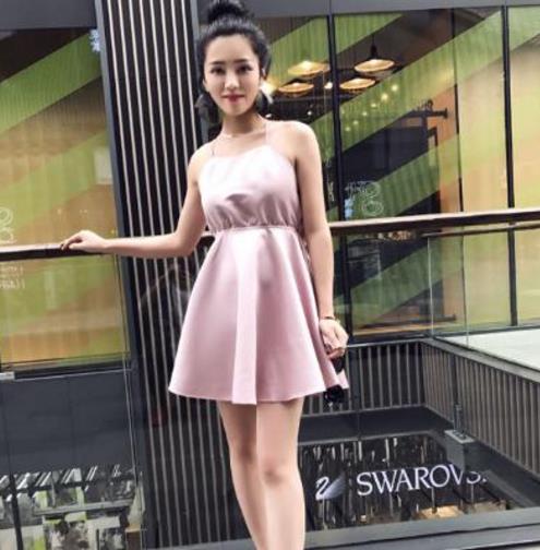 露肩性感背心连衣裙搭配：清凉性感有活力（图)