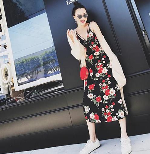 露肩性感背心连衣裙搭配：清凉性感有活力（图)