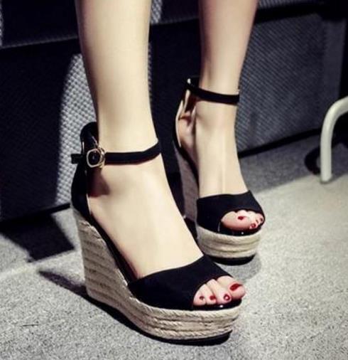 6款草编鱼嘴坡跟凉鞋搭配:打造秋日大长腿(图) 6款草编鱼嘴坡跟凉鞋搭配:打造秋日大长腿(图)