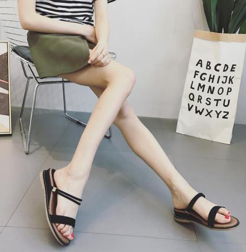 6款草编鱼嘴坡跟凉鞋搭配：打造秋日大长腿（图）