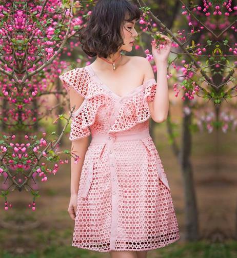 蕾丝连衣裙怎么搭配鞋子：5款连衣裙彰显名媛气质