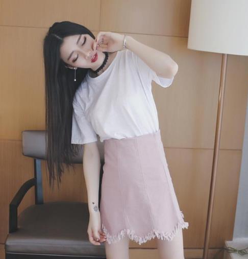 高腰包臀半身裙这样搭配上衣:简洁又时髦(图) 高腰包臀半身裙这样搭配上衣:简洁又时髦(图)