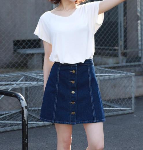 高腰包臀半身裙这样搭配上衣：简洁又时髦（图）