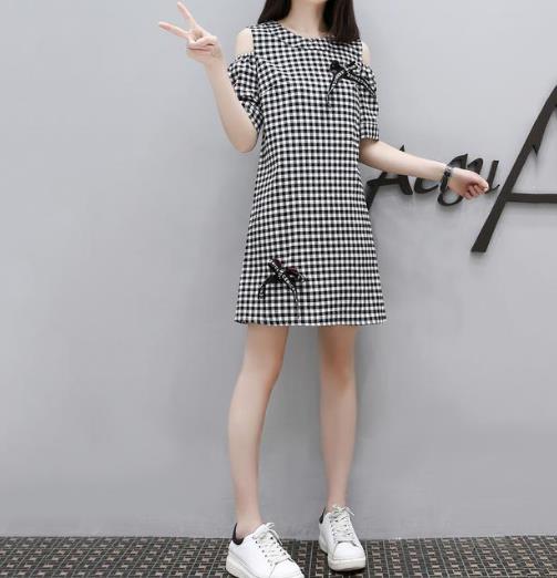 胖MM这样穿大码V领露肩连衣裙：巨显瘦连衣裙分享