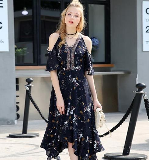 胖MM这样穿大码V领露肩连衣裙：巨显瘦连衣裙分享