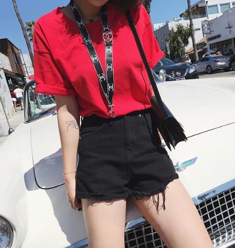 什么鞋子搭配翻边破洞港风短裤:个性不单调(图) 什么鞋子搭配翻边破洞港风短裤:个性不单调(图)