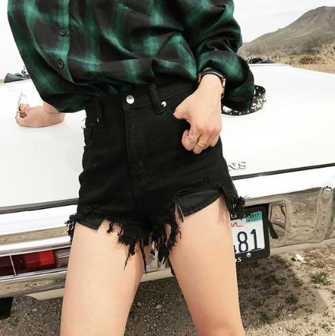 什么鞋子搭配翻边破洞港风短裤：个性不单调（图）