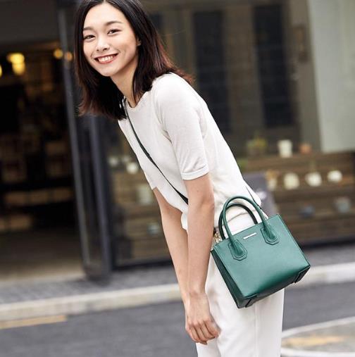 明星同款牛皮小方包搭配:时尚百搭小方包分享(图) 明星同款牛皮小方包搭配:时尚百搭小方包分享(图)