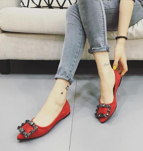 新款蛋卷浅口豆豆瓢鞋怎么搭配裤子：简约时尚百搭