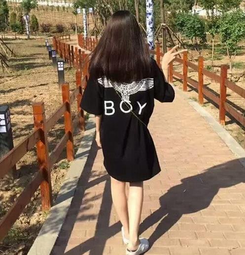 拼接露肩T恤裙怎么搭配鞋子：5款T恤引领时尚潮流