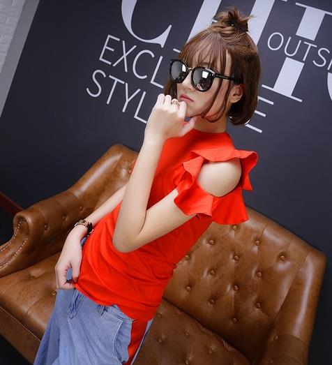 条纹拼接露肩T恤怎么搭配下装：时尚帅气英伦风