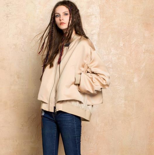 翻领纯色上衣怎么搭配下装：5款打造秋日帅气利落