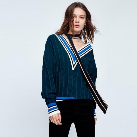 撞色V领条纹针织衫搭配:别有一番秋日风情(图) 撞色V领条纹针织衫搭配:别有一番秋日风情(图)