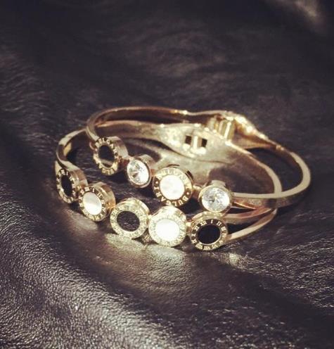 韩版钛钢18K玫瑰金女手镯：简约中尽显细致（图）