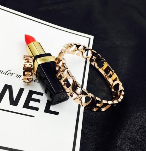 韩版钛钢18K玫瑰金女手镯：简约中尽显细致（图）