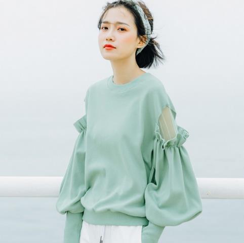 牛仔裤搭配流苏蝙蝠袖卫衣：青春减龄学院风（图）