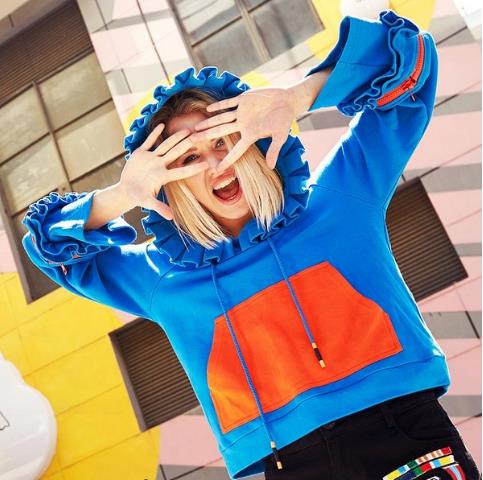 牛仔裤搭配流苏蝙蝠袖卫衣：青春减龄学院风（图）