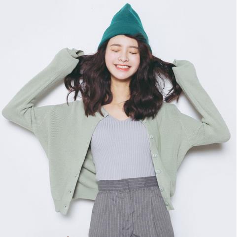 背心裙搭配宽松粗线麻花针织衫：5款演绎可爱甜美范