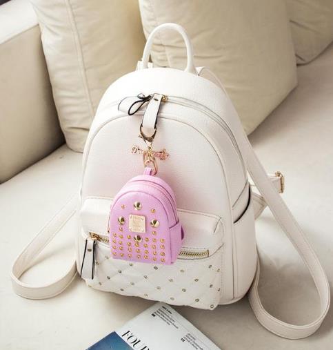 5款撞色可爱迷你双肩包搭配：潮人必备双肩包分享