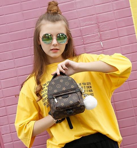 日韩简约卡通背包搭配：乖巧甜美背包推荐（图）