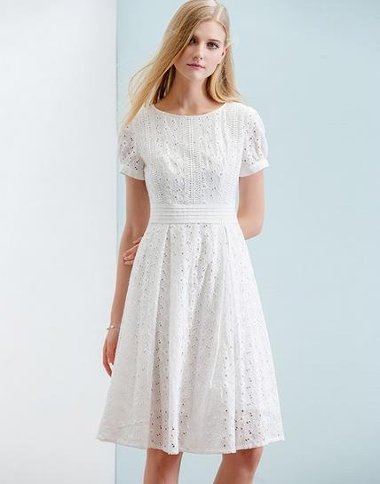 镂空斗篷蕾丝连衣裙搭配:打造时尚性感女神范(图) 镂空斗篷蕾丝连衣裙搭配:打造时尚性感女神范(图)