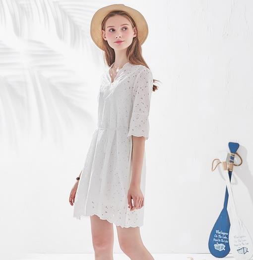 镂空斗篷蕾丝连衣裙搭配：打造时尚性感女神范（图）