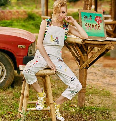 牛仔短裤搭配镂空收腰短袖衫：清凉一夏（图）