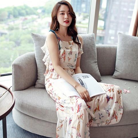 牛仔短裤搭配镂空收腰短袖衫：清凉一夏（图）