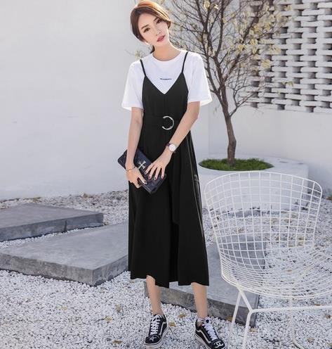 牛仔短裤搭配镂空收腰短袖衫：清凉一夏（图）