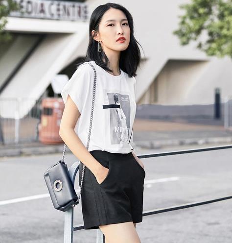 牛仔短裤搭配镂空收腰短袖衫：清凉一夏（图）