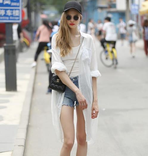 今年巨流行的简约荷叶边真丝衬衫：第5款美丽又迷人