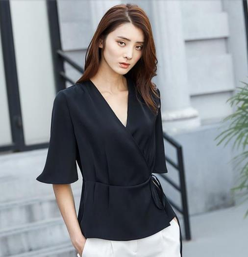 今年巨流行的简约荷叶边真丝衬衫：第5款美丽又迷人