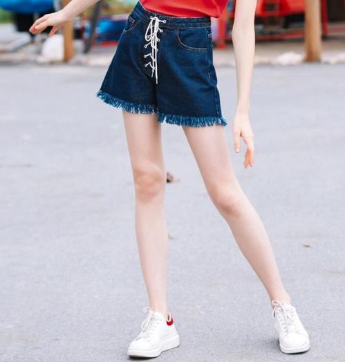夏新款牛仔短裤女毛边怎么搭配上衣：凸显大长腿