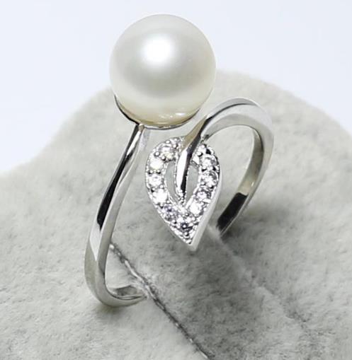 秀气与优雅的4款珍珠戒指:气质十足戒指推荐(图) 秀气与优雅的4款珍珠戒指:气质十足戒指推荐(图)