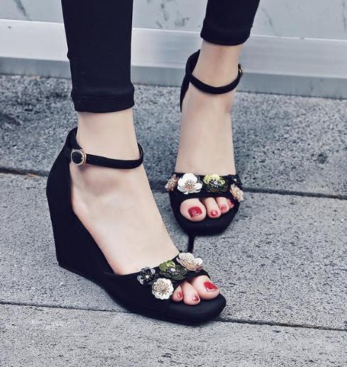 今年流行坡跟凉鞋：好看又显高坡跟凉鞋分享（图）