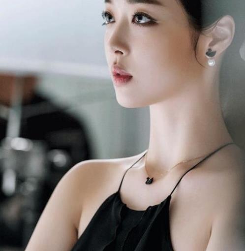 唐晶纯银微笑一字弧度锁骨链:彰显优雅知性气质 唐晶纯银微笑一字弧度锁骨链:彰显优雅知性气质