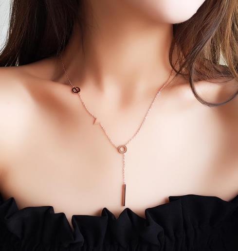 唐晶纯银微笑一字弧度锁骨链：彰显优雅知性气质