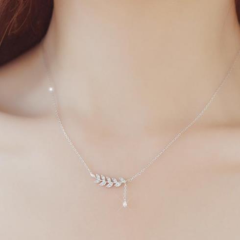 唐晶纯银微笑一字弧度锁骨链：彰显优雅知性气质