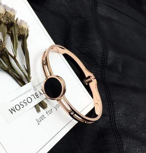 甜美清新韩版简约弹簧手链：让你女王范十足（图）