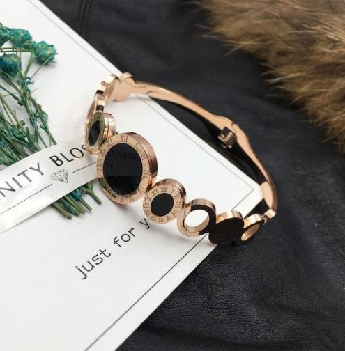 甜美清新韩版简约弹簧手链：让你女王范十足（图）