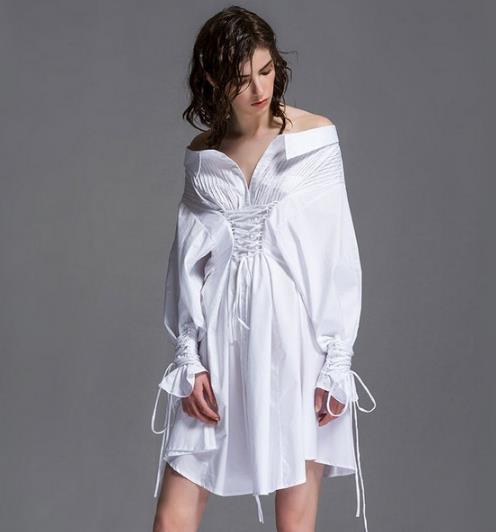 新款一字领印花衬衫的多种搭配：打造青春甜美风