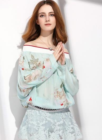 新款一字领印花衬衫的多种搭配：打造青春甜美风