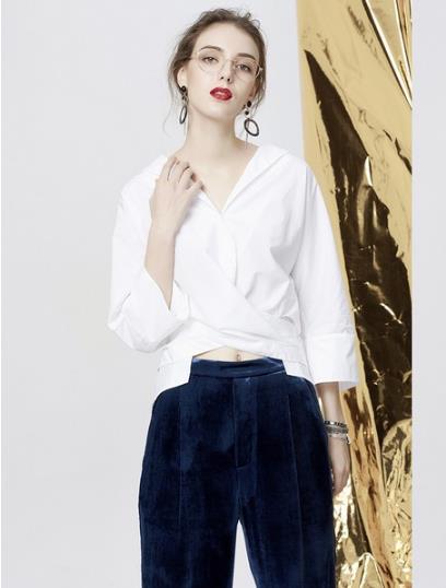 新款一字领印花衬衫的多种搭配：打造青春甜美风